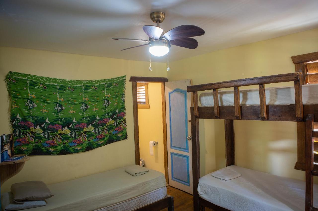 Roatan Backpackers' Hostel Sandy Bay Ngoại thất bức ảnh